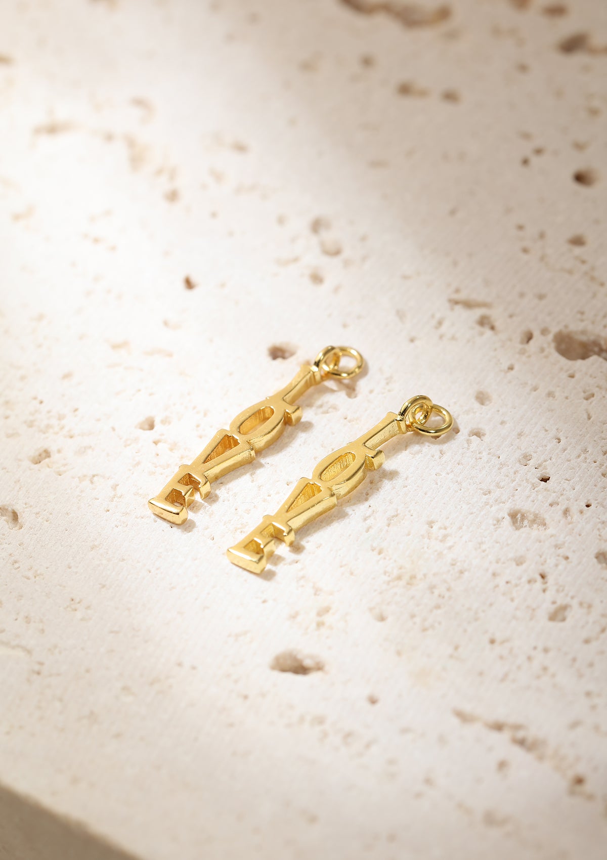 Pendientes Aro Charm LOVE Plata de Ley 925 en Oro